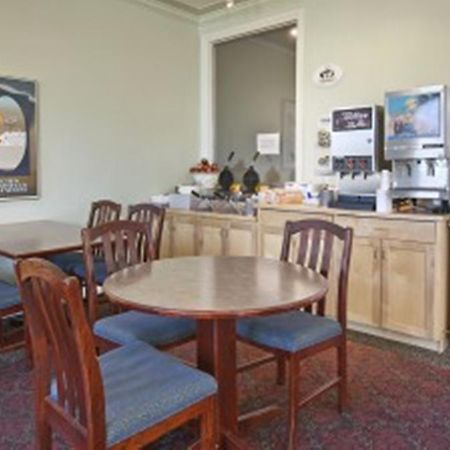 Super 8 Penticton Hotel Restaurant photo