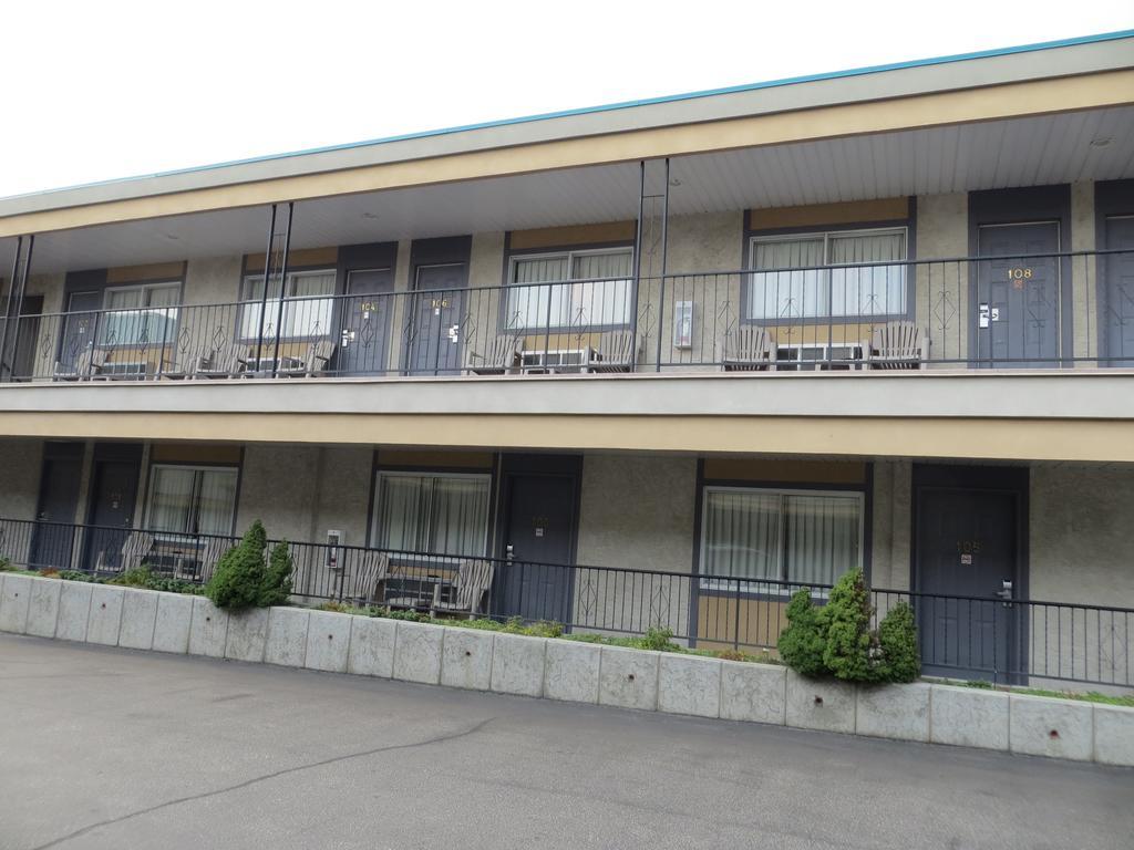 Super 8 Penticton Hotel Exterior photo