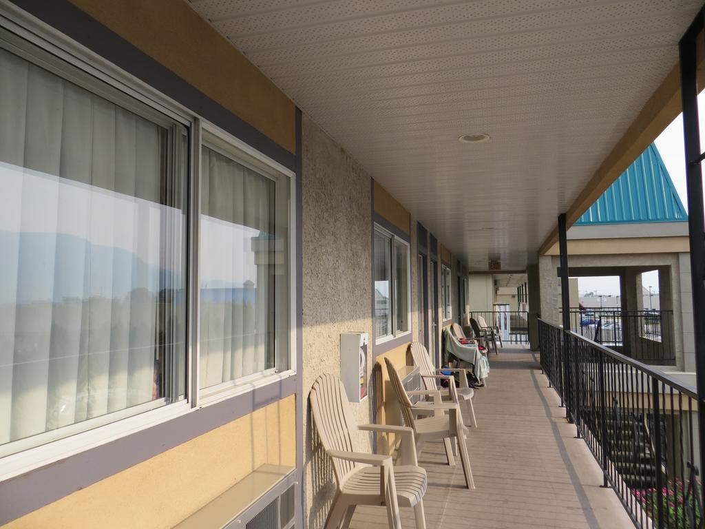 Super 8 Penticton Hotel Exterior photo