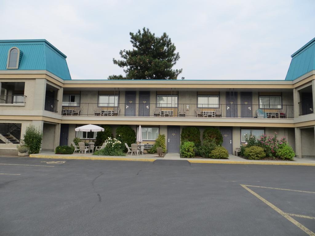 Super 8 Penticton Hotel Exterior photo